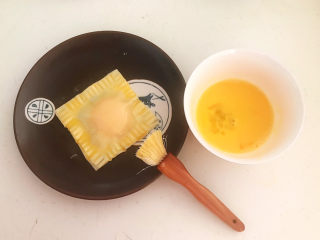 14、蛋黄派,再均匀的刷一层鸡蛋液