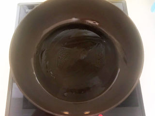 17、蛋黄派,炒锅烧热后刷一层玉米油