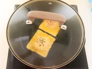 19、蛋黄派,盖上锅盖，焖煎3分钟左右即可