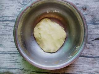 1、葱花油酥饼,油酥:普通面粉120克、玉米淀粉30克、玉米油66克和成面团