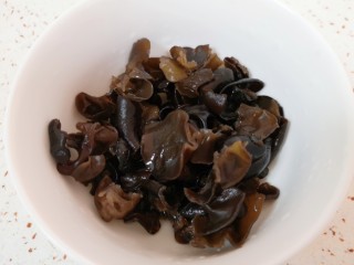 2、臊子面,黑木耳泡发后洗干净撕碎。