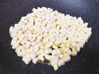 3、臊子面,老豆腐切成小丁,炒锅内倒适量的食用油烧热,下入豆腐丁中火翻炒。