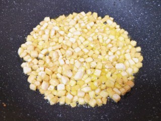 4、臊子面,翻炒至金黄色盛出备用。