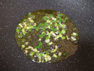 5、臊子面,锅底留余油,下入葱花炝香。