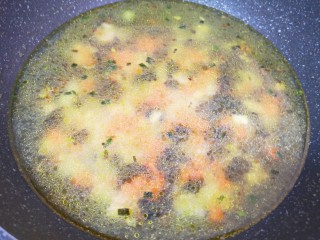 8、臊子面,加入开水烧开。