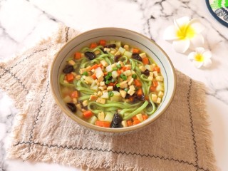 11、臊子面,煮好的菠菜面盛入碗里,浇上鸡汁臊子汤,撒上葱花。