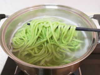 10、臊子面,另起锅将菠菜面煮熟。