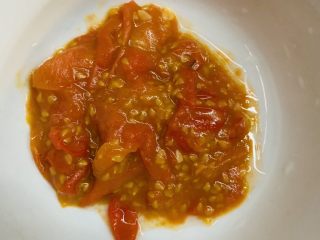 4、秀气番茄脆底披萨,番茄酱倒入碗里。