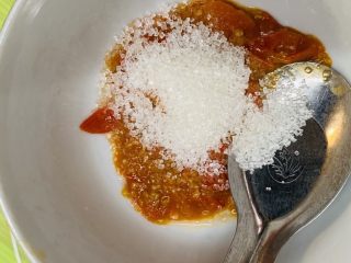 5、秀气番茄脆底披萨,加入白糖。