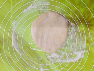 8、秀气番茄脆底披萨,回温好的面团轻轻按压成扁状。