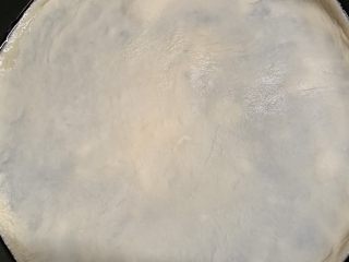 9、秀气番茄脆底披萨,擀成9寸圆皮。