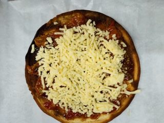 17、秀气番茄脆底披萨,铺上芝士，边边不铺，等会不吃的。