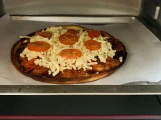 19、秀气番茄脆底披萨,烤箱190℃预热5分钟