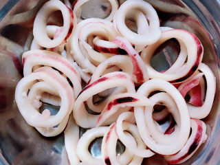 2、韭菜锅贴,准备好鱿鱼圈，洗净待用。