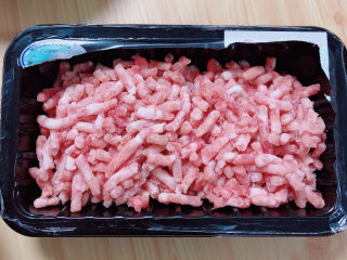 3、韭菜锅贴,准备好肥瘦3：7的猪肉馅。