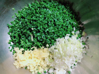 4、韭菜锅贴,将韭苔、葱姜切末放入盆中。
