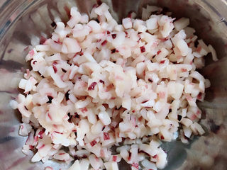 5、韭菜锅贴,将鱿鱼切碎待用。