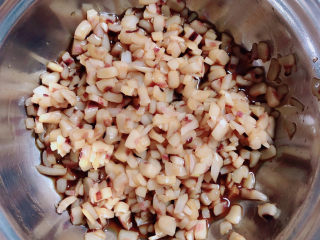 6、韭菜锅贴,放入料酒、耗油、盐、酱油腌制鱿鱼，祛除腥味。