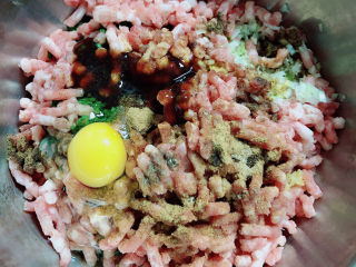 7、韭菜锅贴,将肉馅放入盆中，加入花椒、十三香、白胡椒粉、盐、酱油、耗油、油、鸡蛋。