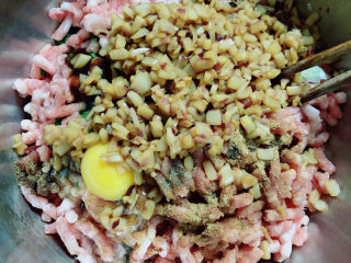 8、韭菜锅贴,腌制好的鱿鱼碎过滤掉汁，放入盆中。