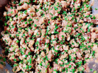 9、韭菜锅贴,将肉馅顺着一个方向搅拌均匀。