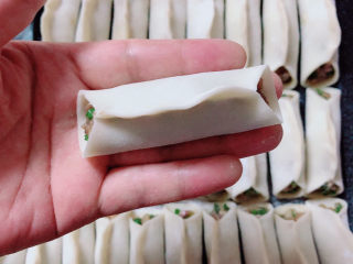 11、韭菜锅贴,对折将中间部位掐紧。