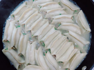 13、韭菜锅贴,倒入一些开水，大约漫过锅贴一半的位置即可。盖盖儿小火焖5-8分钟左右。