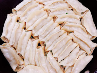 14、韭菜锅贴,锅贴底部没有水了基本就算好了。