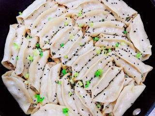 15、韭菜锅贴,撒上葱花和熟黑芝麻！即可出锅啦！