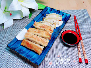 16、韭菜锅贴,外焦里嫩的韭菜锅贴就上桌了！