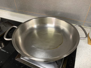 17、爆炒田螺肉,锅里放入较多油