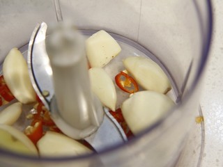 9、清蒸小龙虾,等待同时可以,制作酱料:生姜,大蒜,小辣椒放入料理机打碎,备用