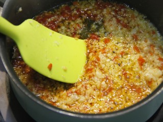 10、清蒸小龙虾,锅加热后倒入食用油,烧滚,关小火,倒入打碎的葱姜蒜爆香,加入豆瓣酱辣椒酱,继续翻炒爆香至出红油,放入切好的葱碎,胡椒粉,搅拌,非常香的秘制酱就出来了咯