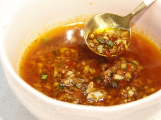 11、清蒸小龙虾,非常推荐这款酱料,酱料非常香,用来拌面或者拌饭都非常不错哦,可以根据个人口味加减辣椒的用量