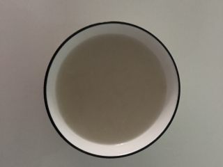 1、紫薯馒头，柔软超弹,酵母用温水化开。