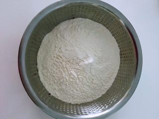 3、紫薯馒头，柔软超弹,面粉和紫薯放一起。