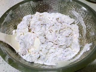 4、紫薯馒头，柔软超弹,少量多次加入酵母水搅成絮状。