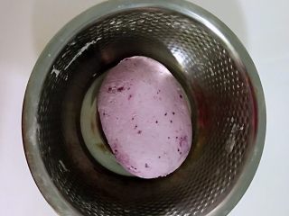 5、紫薯馒头，柔软超弹,揉成光滑面团，面团要硬不要太软了，以前总是觉得面团稀点做出来的馒头柔软，错了，不容易定型又会粘牙的。