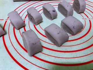 7、紫薯馒头，柔软超弹,用刀切成大小一样的块。