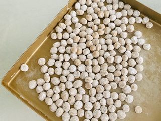 7、脏脏珍珠奶茶,不要嫌麻烦一个一个地揉成小圆子,表面在撒上木薯粉防止互相粘连。一次吃不完可以冷冻保存,想吃的时候随时可以拿出来,煮一点做一杯。