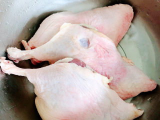 1、酱鸭腿,准备好鸭腿,洗净待用。