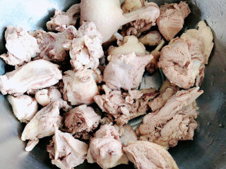 3、酱鸭腿,鸭腿焯好,洗净待用。