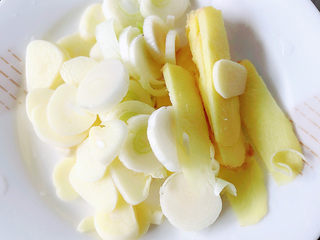 4、酱鸭腿,准备好葱姜蒜,切好待用。