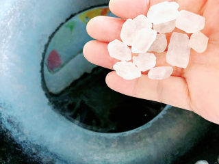 5、酱鸭腿,锅中倒入油,加热至五成热,放入冰糖。