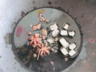 6、酱鸭腿,再放入花椒和大料,慢火熬化冰糖。