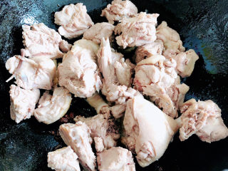 7、酱鸭腿,放入鸭肉,翻炒均匀。