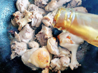 8、酱鸭腿,放入料酒、耗油、生抽、酱油。