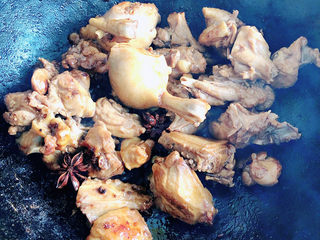 9、酱鸭腿,翻炒均匀(如果颜色浅可以再加一些酱油上色)