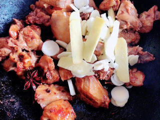 10、酱鸭腿,加入葱姜蒜,翻炒均匀。