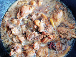 11、酱鸭腿,加入500ml啤酒。再加入500ml水。